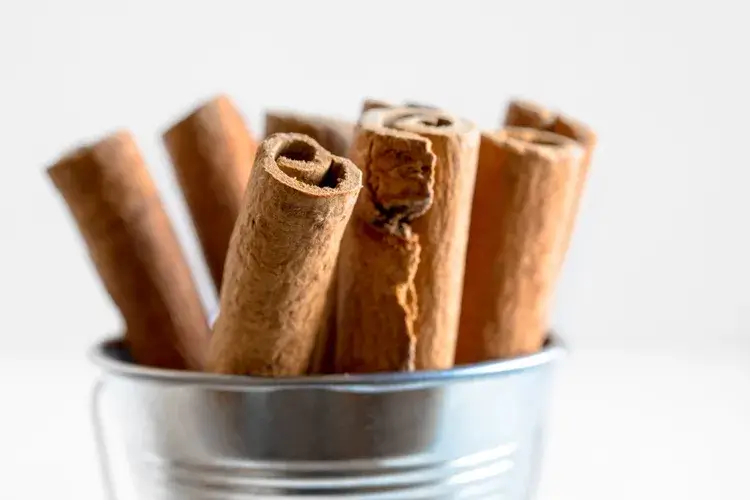 ماذا يحدث لحياتك الجنسية عند إضافة القرفة إلى نظامك الغذائي؟